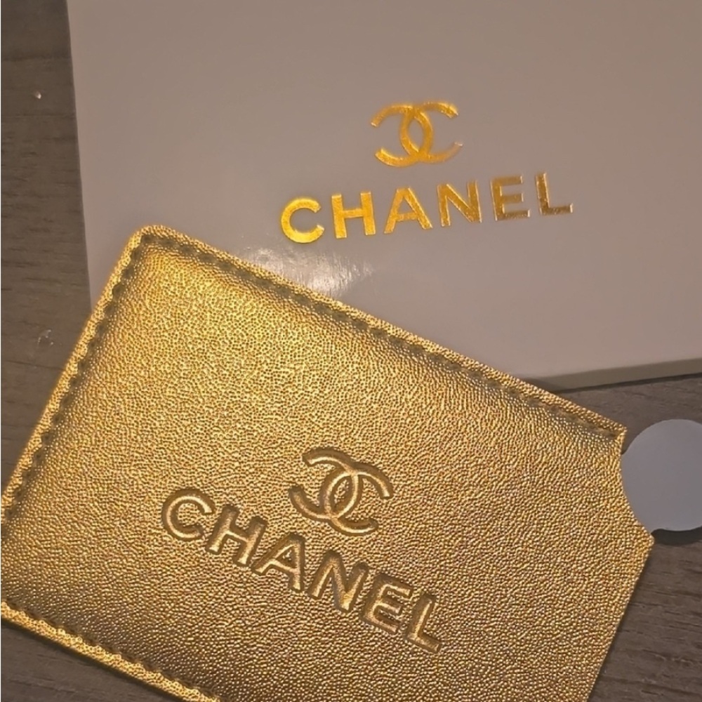 CHANEL Metallic Gold Card Holder - Picture 5 of 5